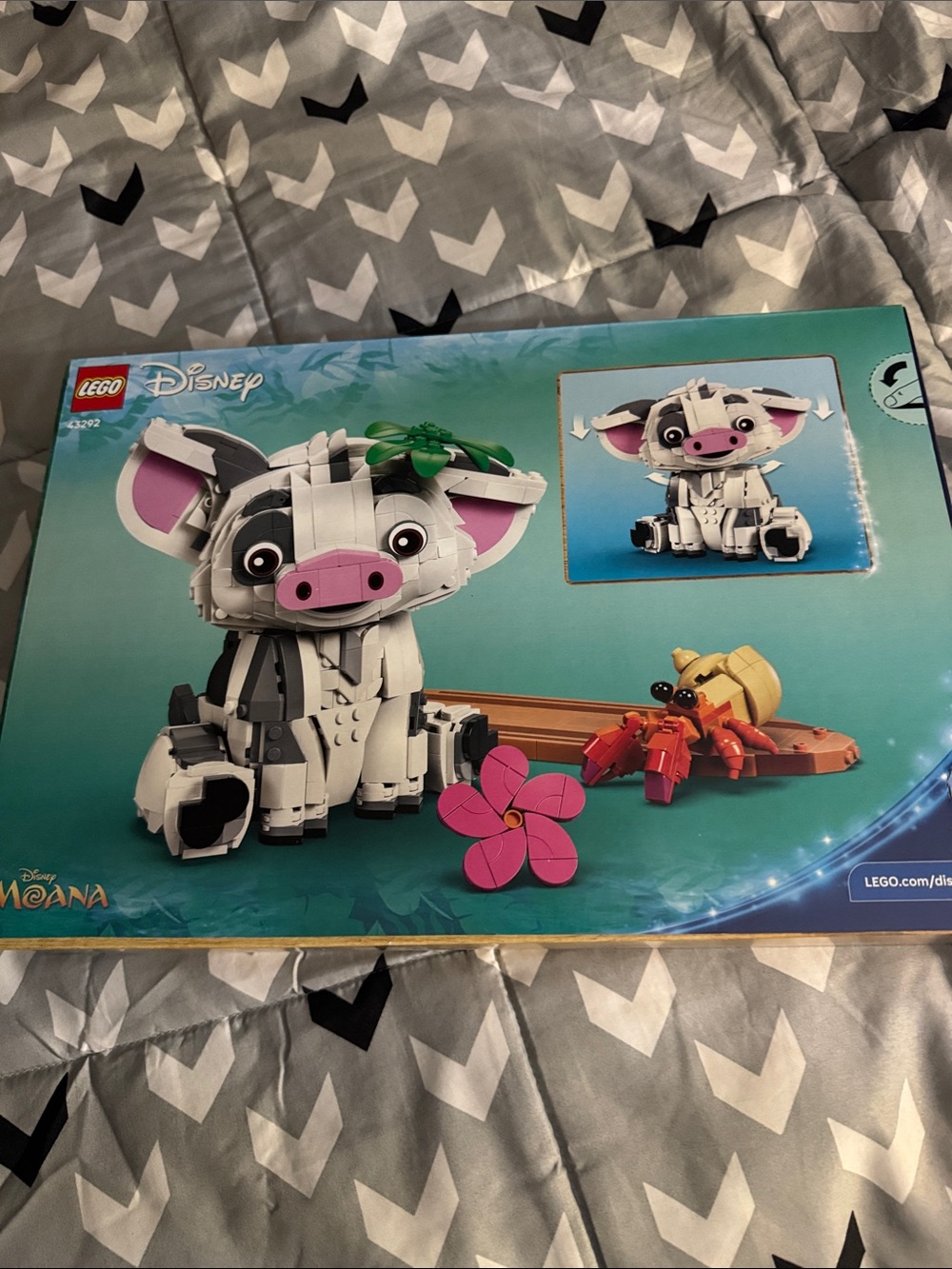 Lego Disney Pua and Heihei Building Set - White, Pink, Black, Green, Tan, Red